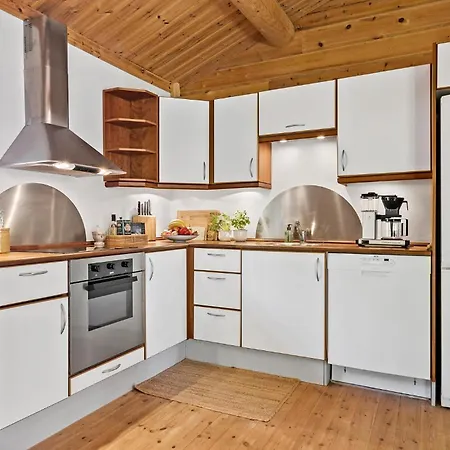 3 Bedroom Beautiful In Melby